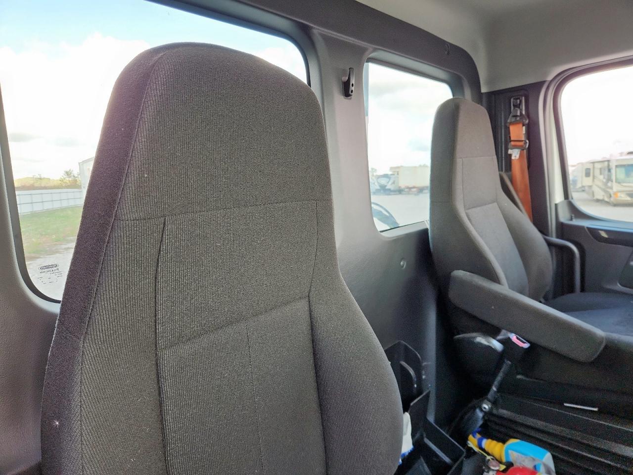 Lot #3303693034 2024 FREIGHTLINER CASCADIA 1