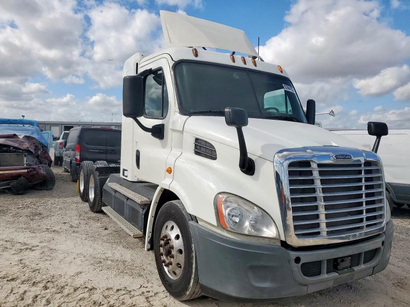 Global Auto Auctions: 2015 FREIGHTLINER CASCADIA 1