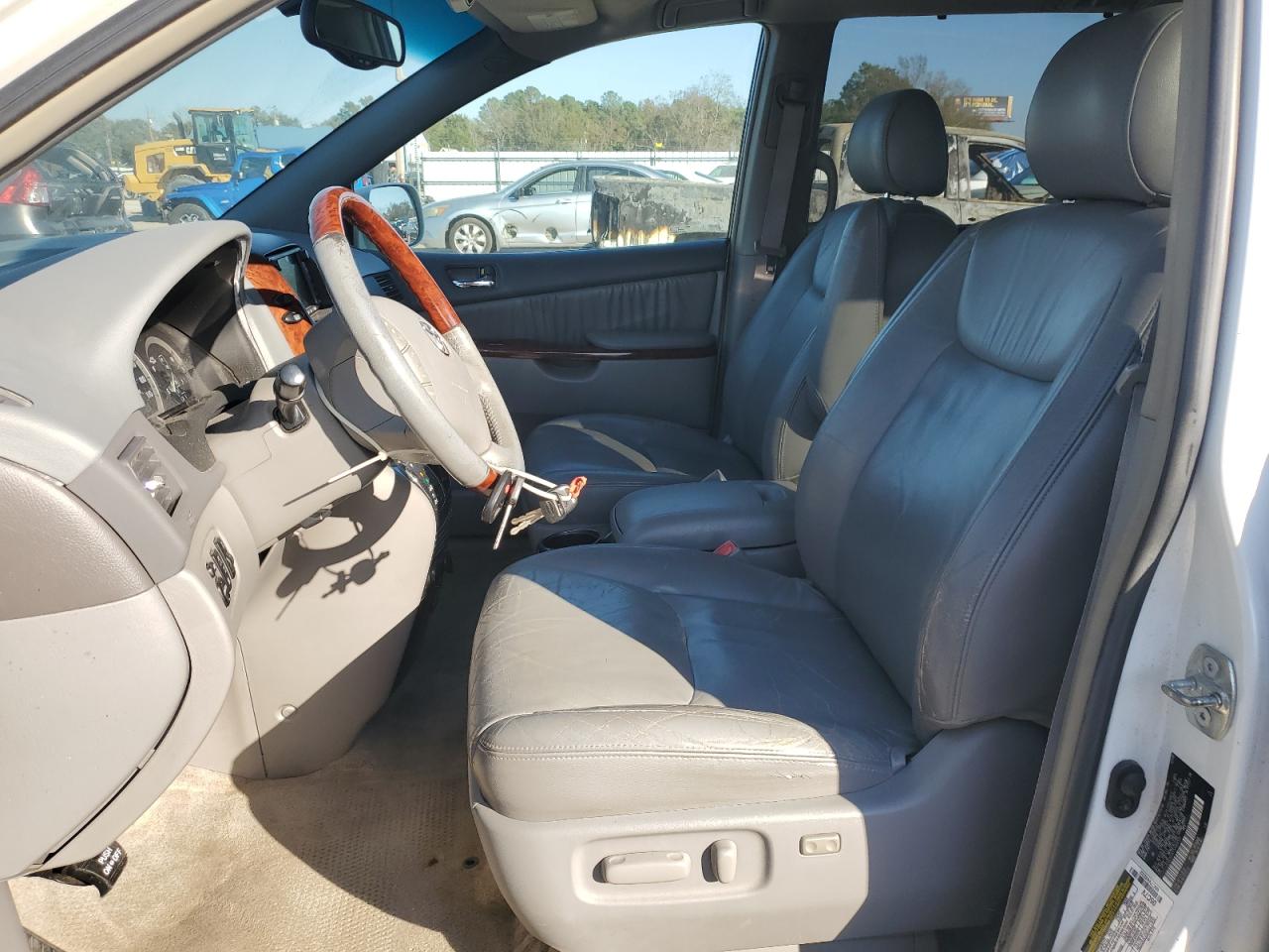 Lot #3302005060 2005 TOYOTA SIENNA XLE