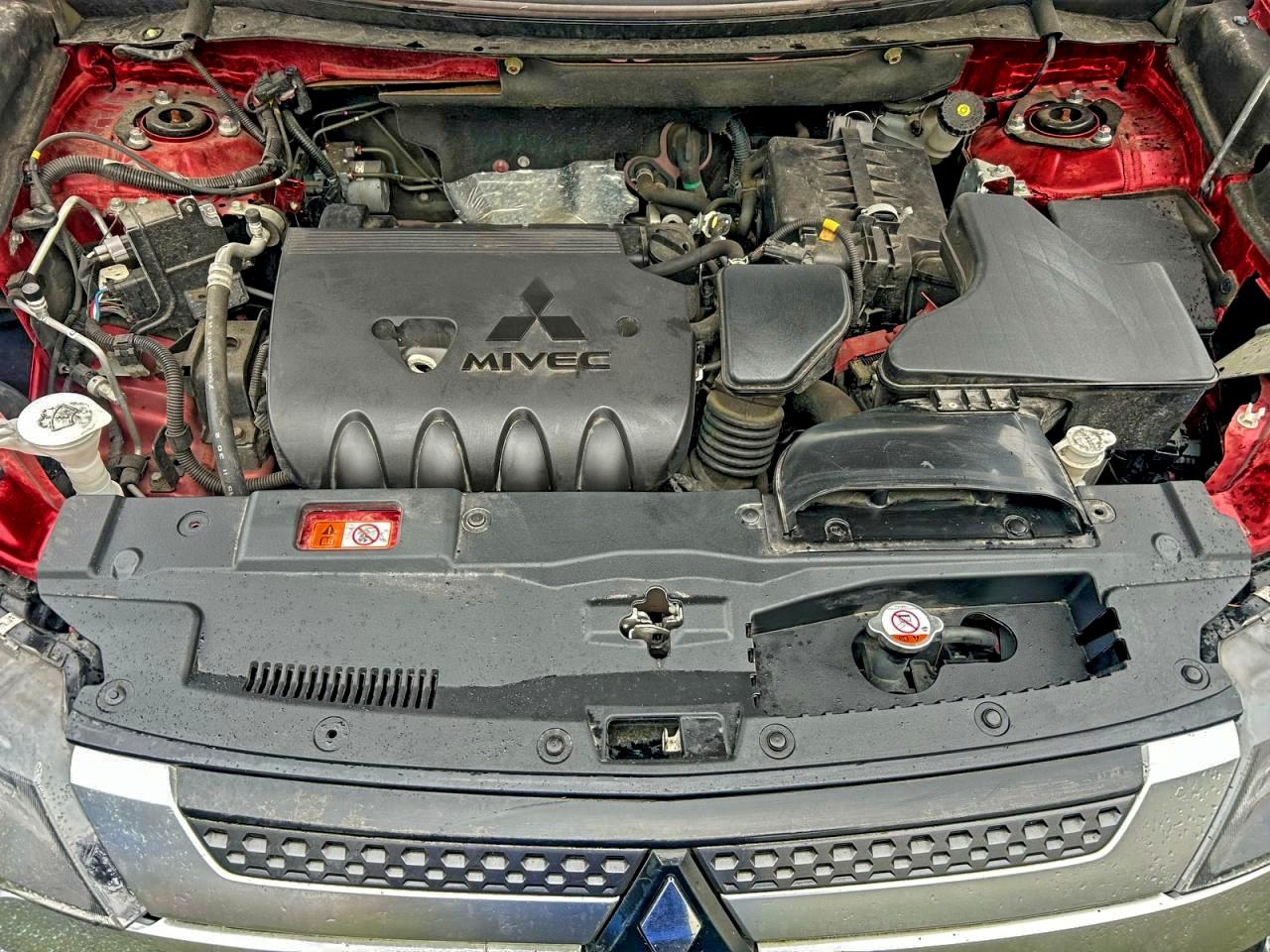 MITSUBISHI OUTLANDER SE