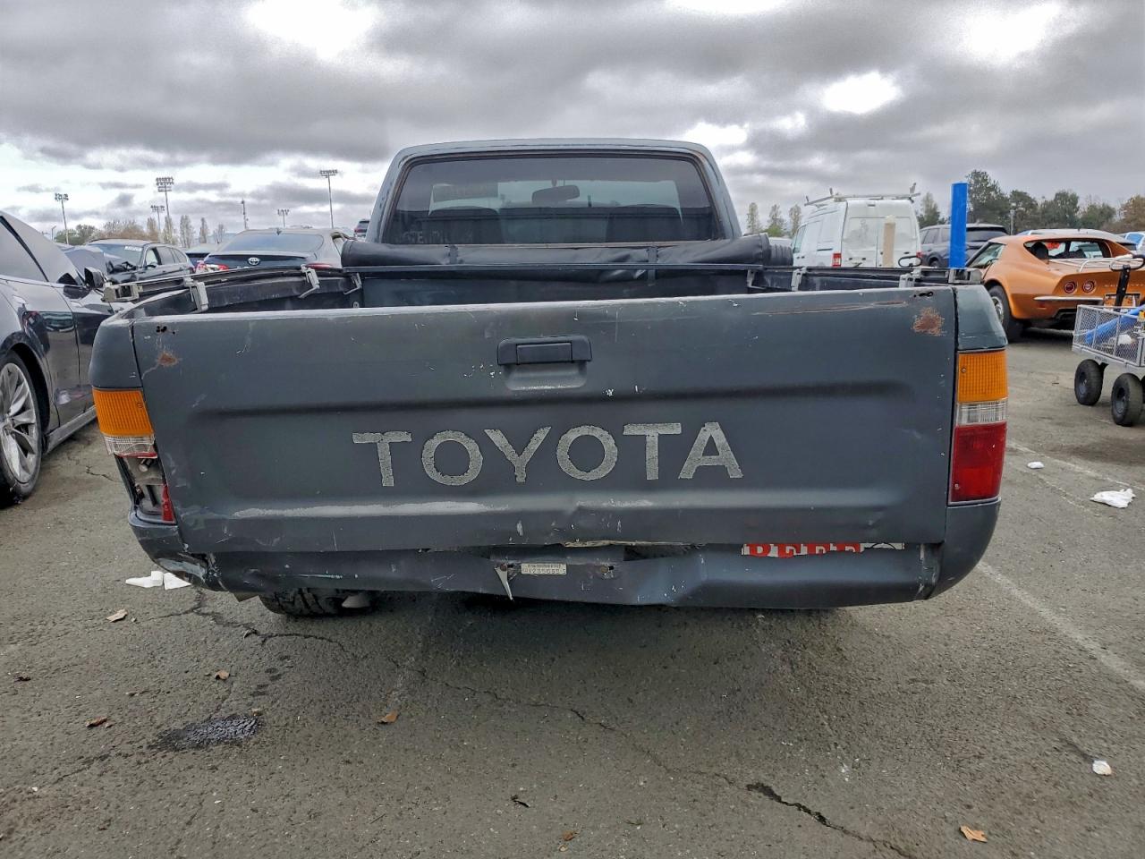 Lot #3311444337 1990 TOYOTA PICKUP 1/2