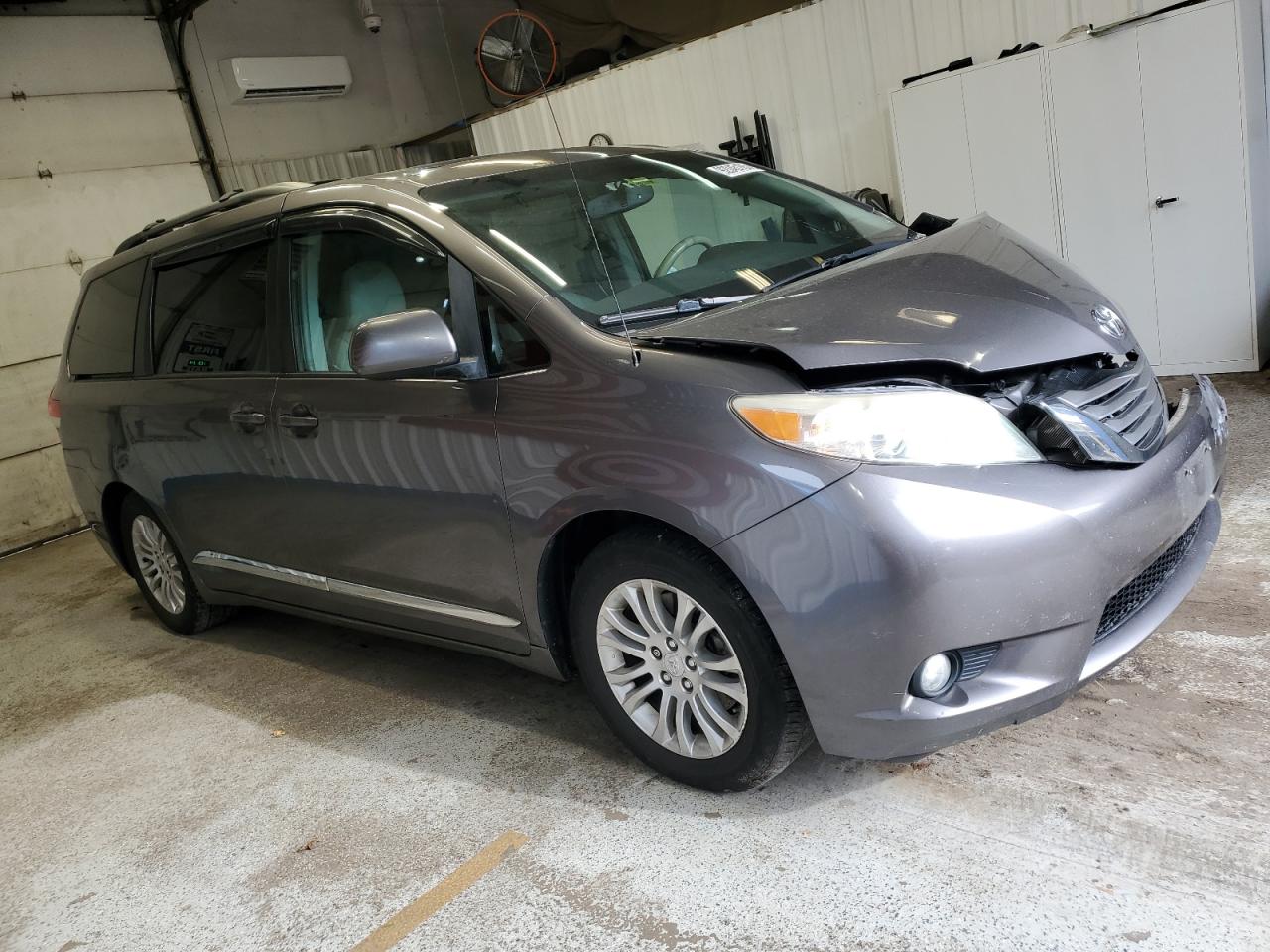 TOYOTA SIENNA XLE