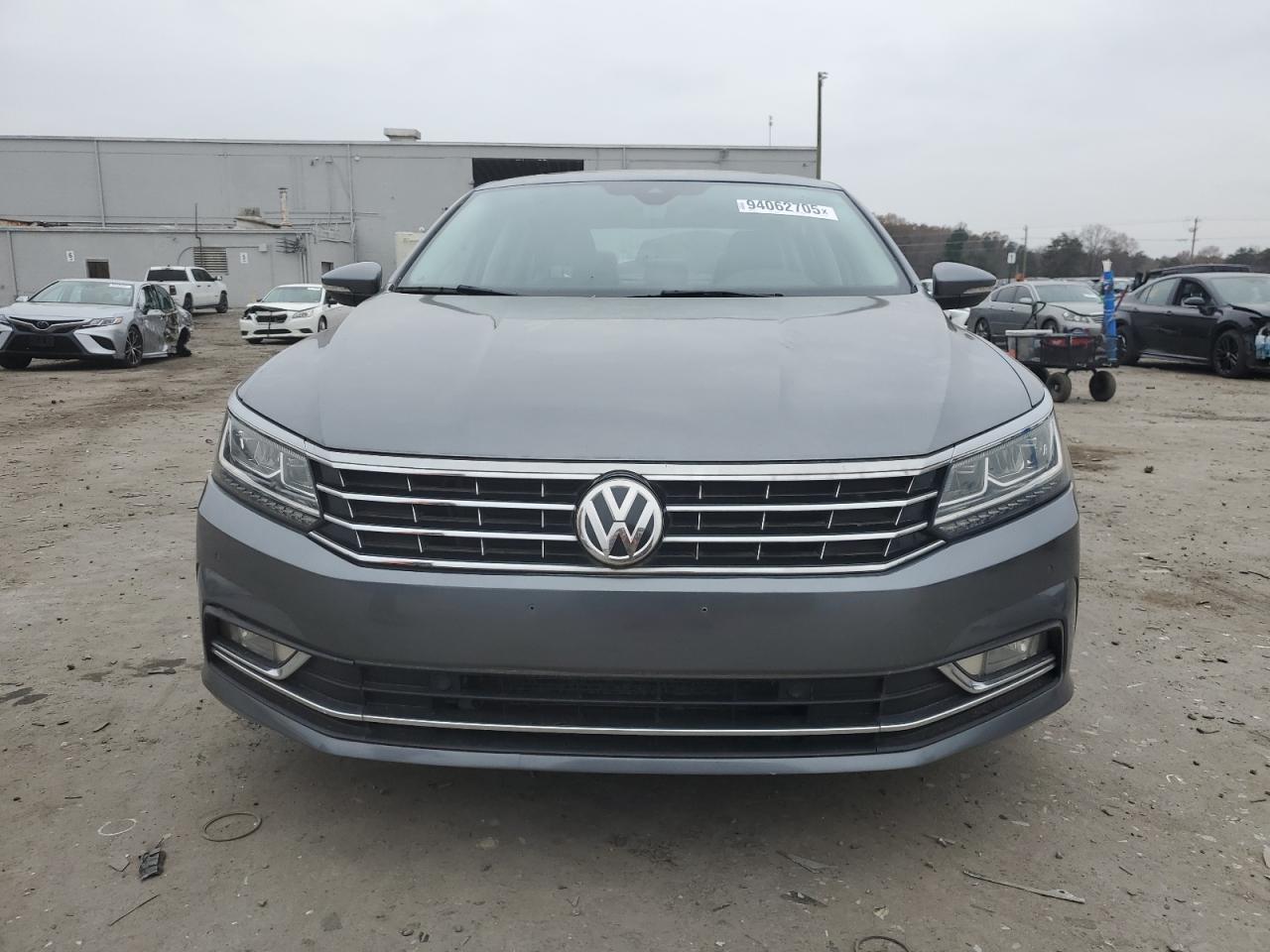 VOLKSWAGEN PASSAT SEL PREMIUM