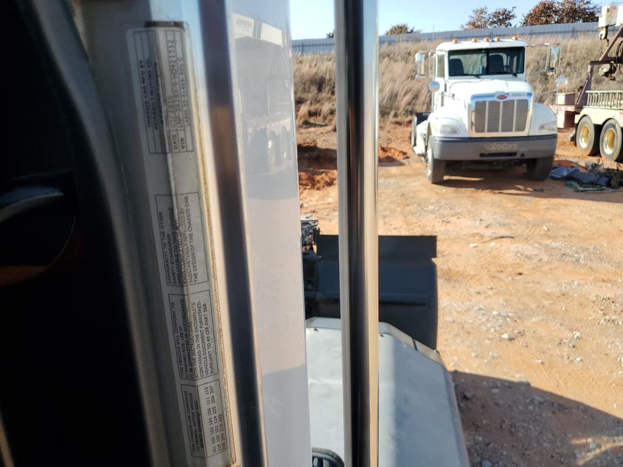 Lot #3292293291 2017 PETERBILT 348