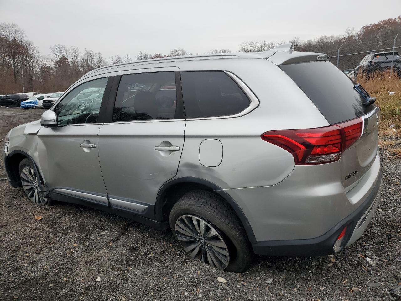 MITSUBISHI OUTLANDER SE