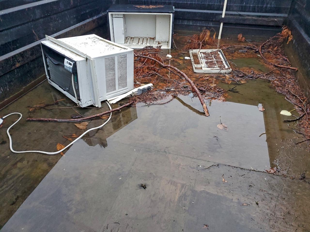 Lot #3302718000 1999 ISUZU NPR