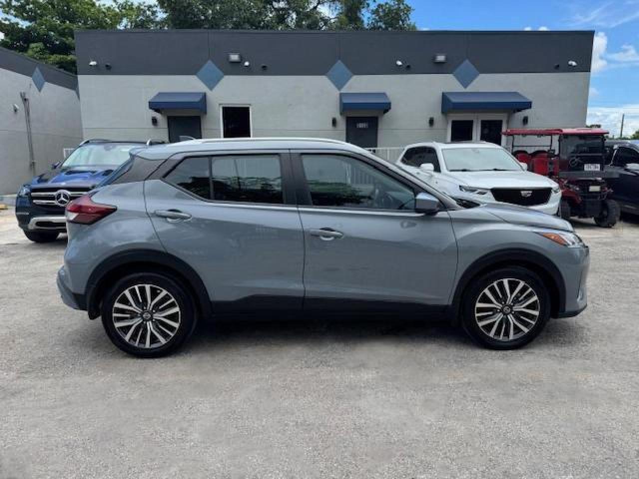 NISSAN KICKS SV