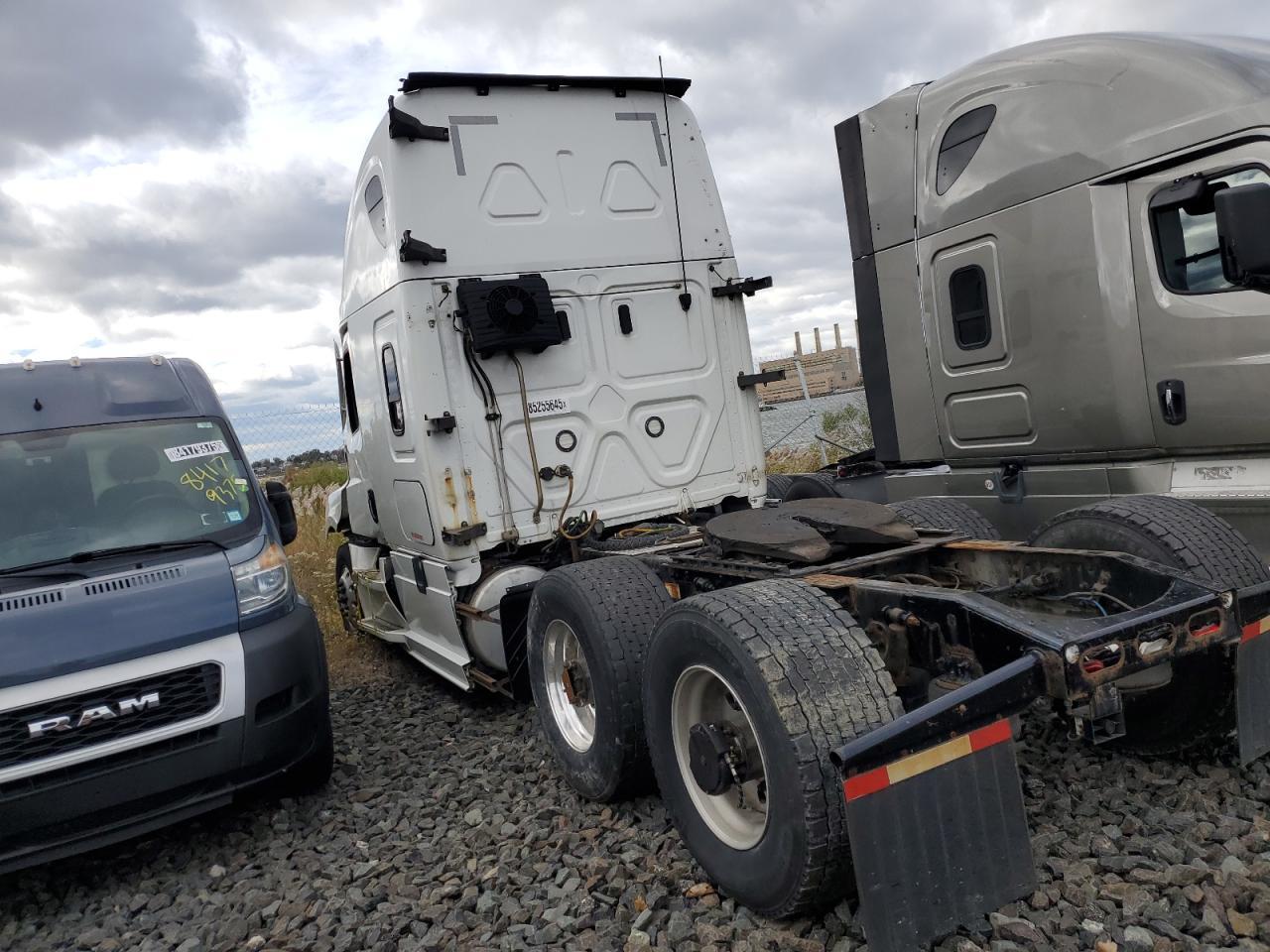 Lot #3283940831 2019 FREIGHTLINER CASCADIA 1