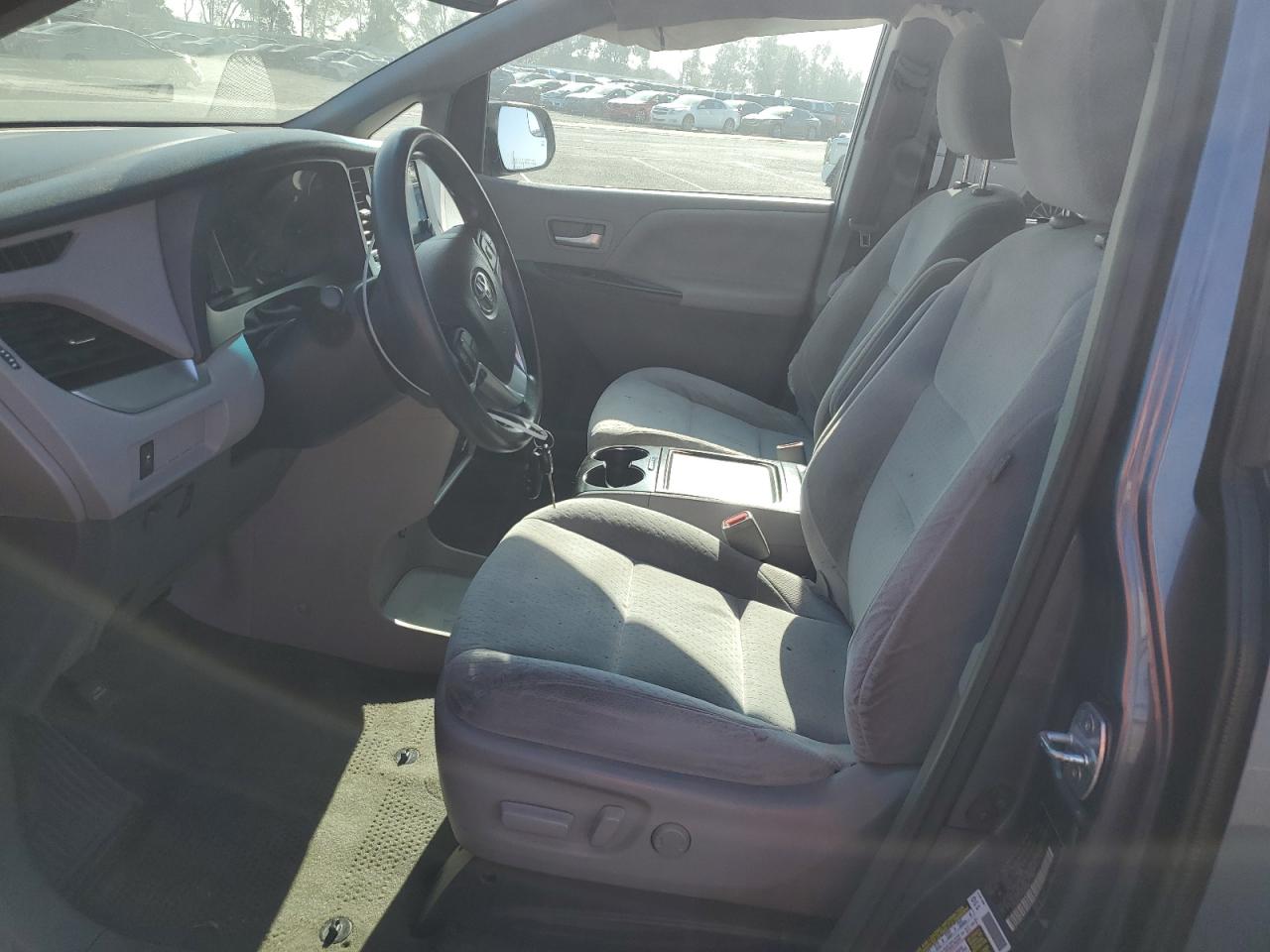 Lot #3304889536 2017 TOYOTA SIENNA LE