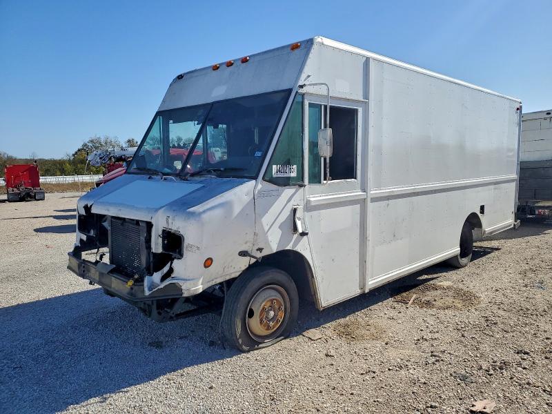 Global Auto Auctions: 2001 FREIGHTLINER CHASSIS M LINE WALK-IN VAN