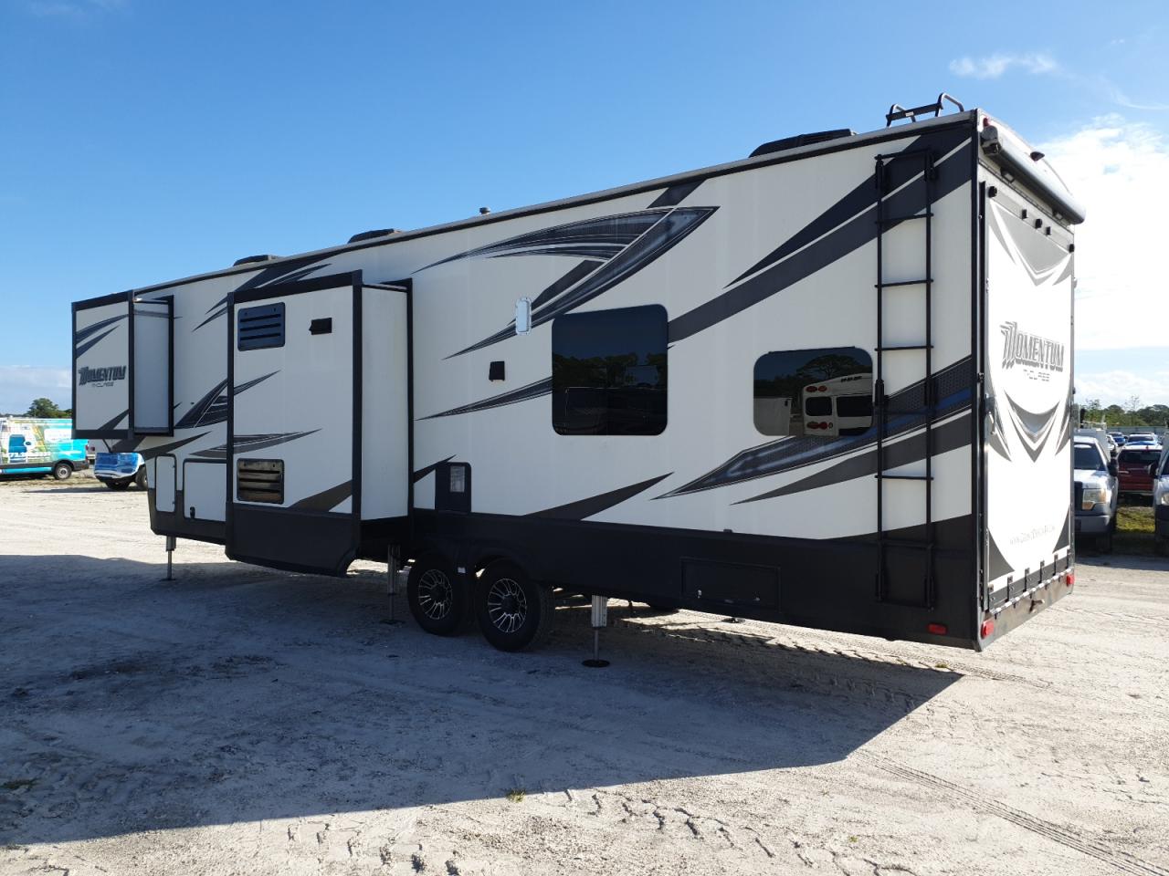 Lot #3280333956 2017 GRAND DESIGN MOMENTUM