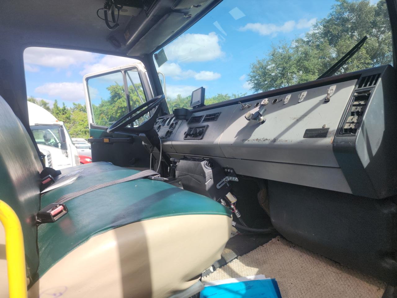 Lot #3287484010 1997 FREIGHTLINER MEDIUM CON