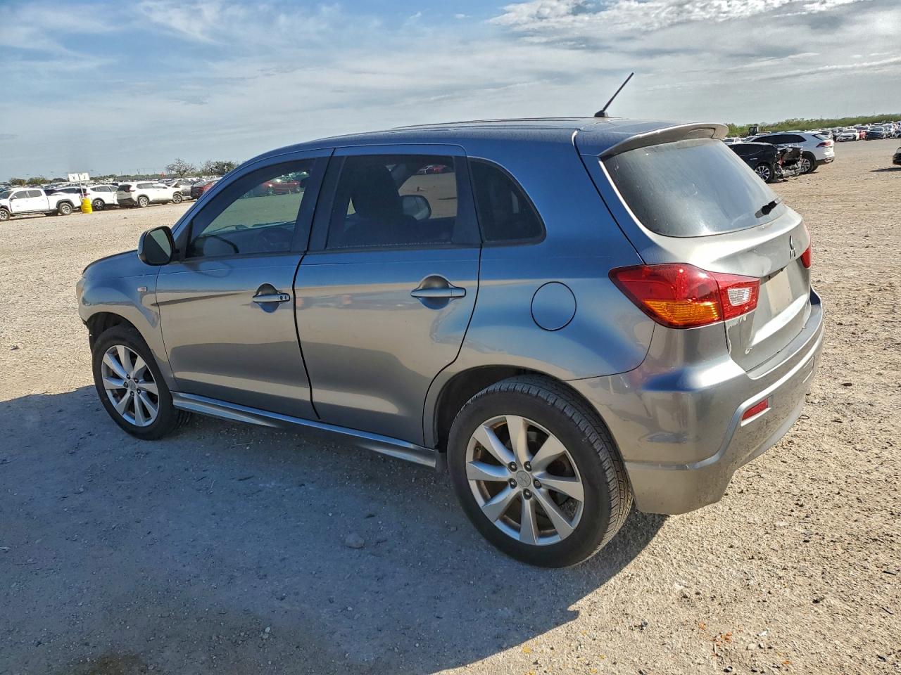 MITSUBISHI OUTLANDER SE