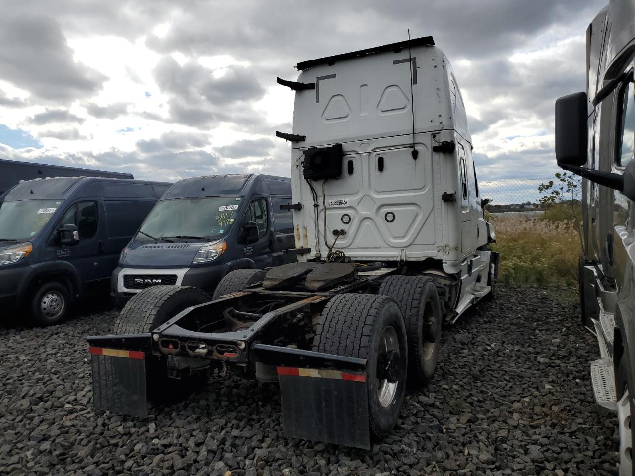 Lot #3283940831 2019 FREIGHTLINER CASCADIA 1