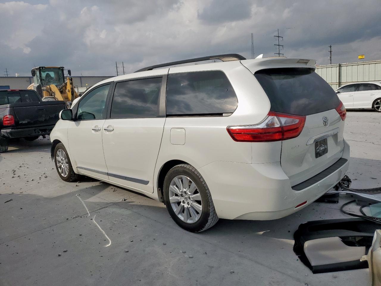 Lot #3318097401 2016 TOYOTA SIENNA XLE