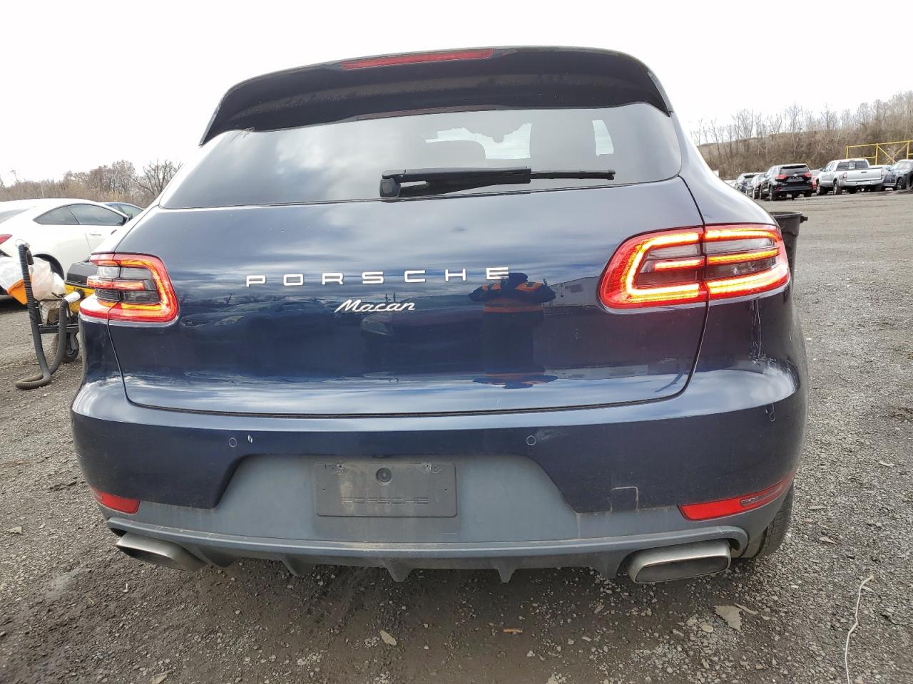 PORSCHE MACAN