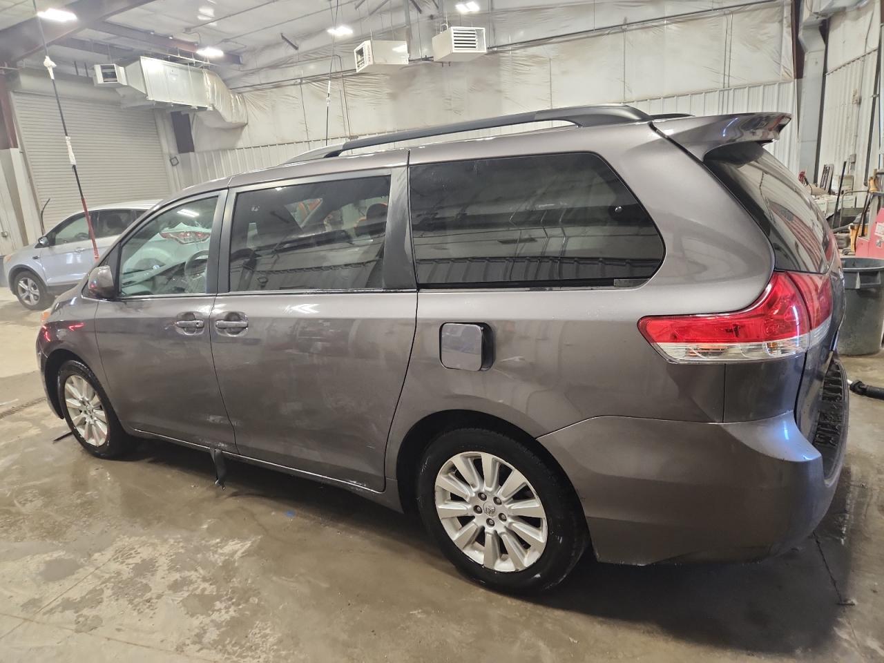 Lot #3298158276 2013 TOYOTA SIENNA LE