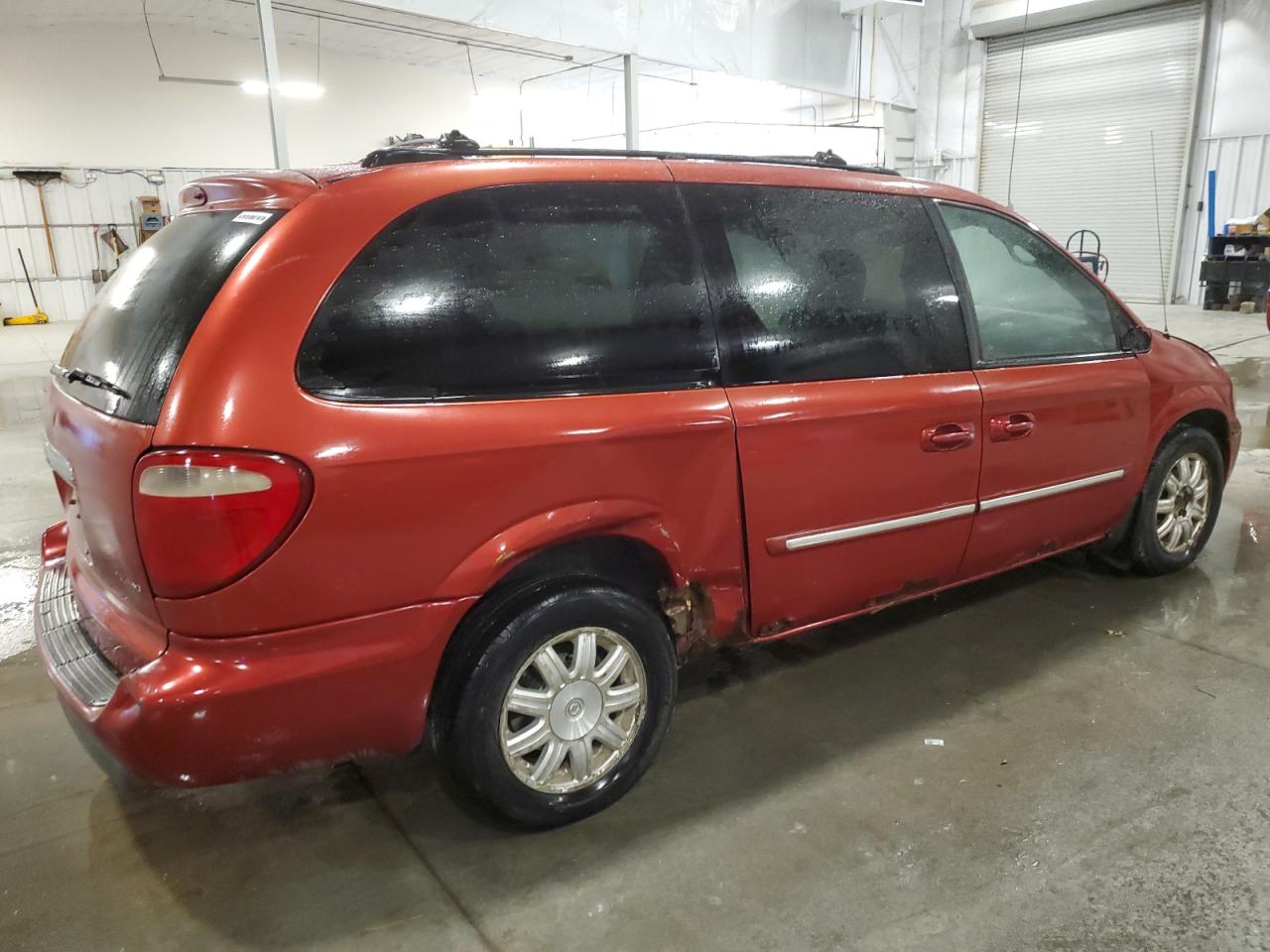 Lot #3298048153 2005 CHRYSLER TOWN & CNT