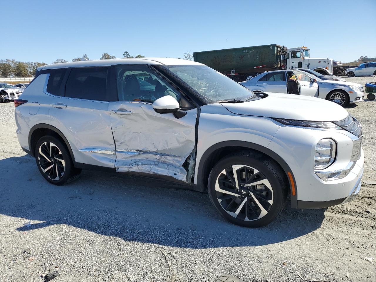 MITSUBISHI OUTLANDER SE