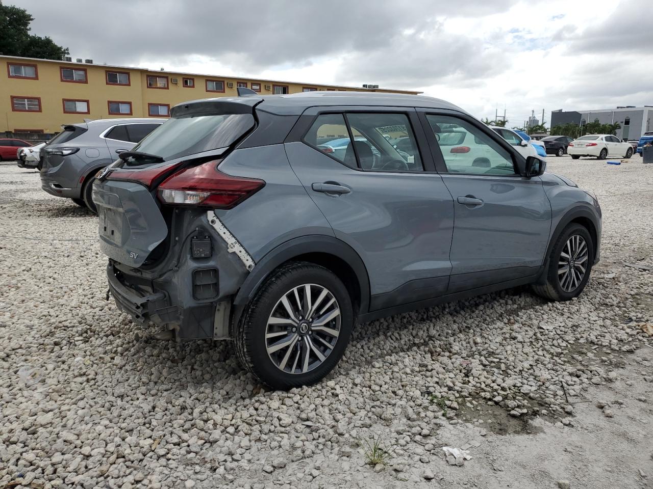 NISSAN KICKS SV