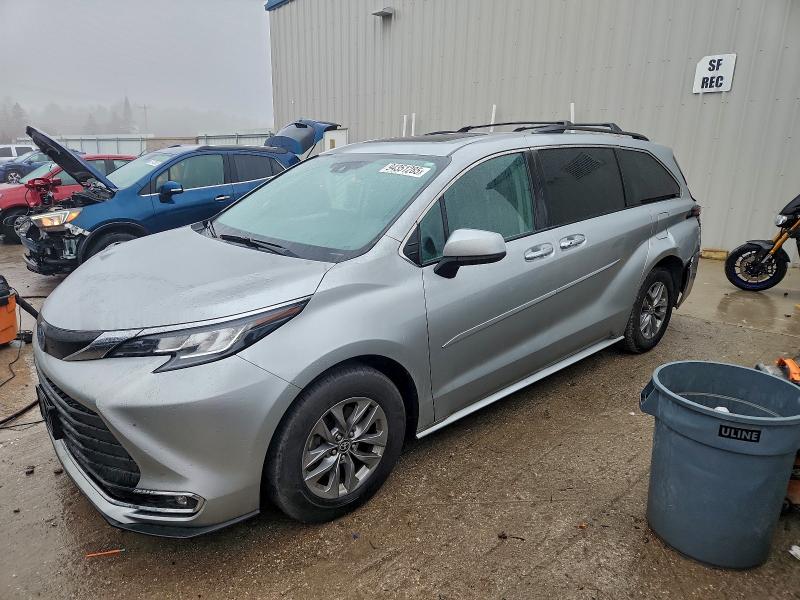 Global Auto Auctions: 2022 TOYOTA SIENNA XLE