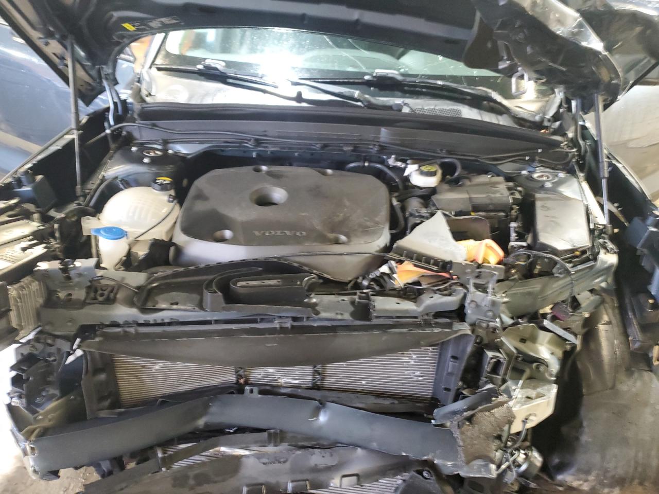 VOLVO XC40 T4 MOMENTUM