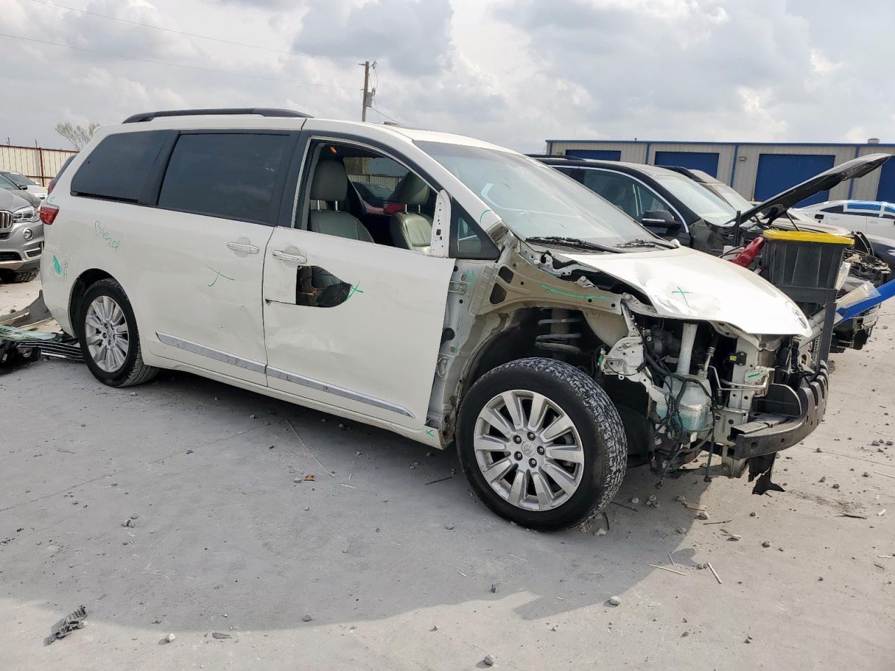 Lot #3318097401 2016 TOYOTA SIENNA XLE