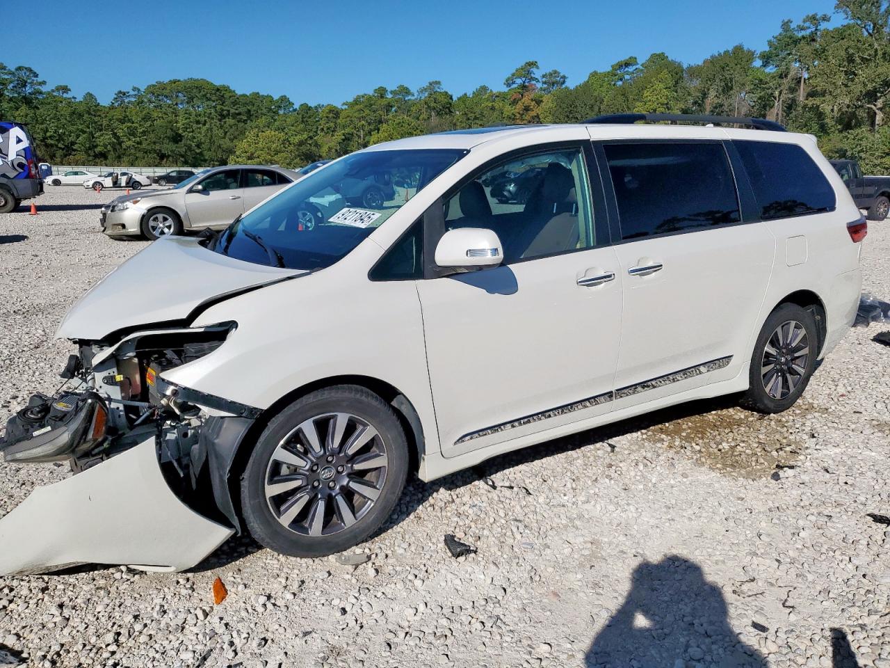 Lot #3292614601 2020 TOYOTA SIENNA XLE