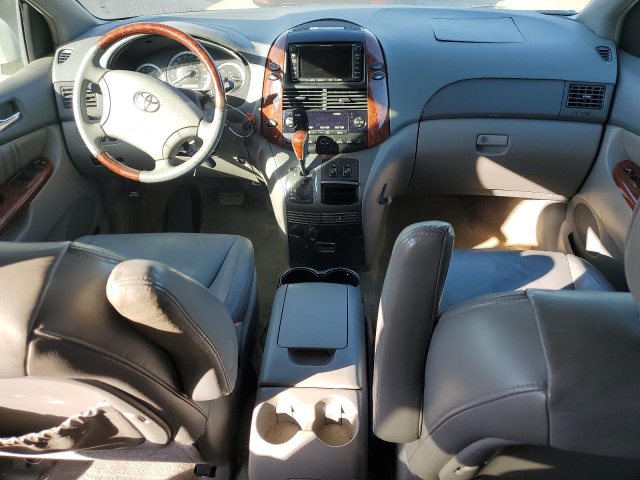 Lot #3302005060 2005 TOYOTA SIENNA XLE