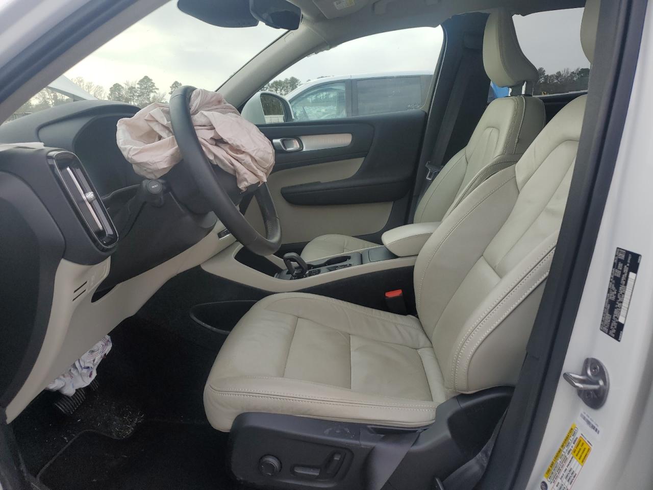 VOLVO XC40 T4 MOMENTUM