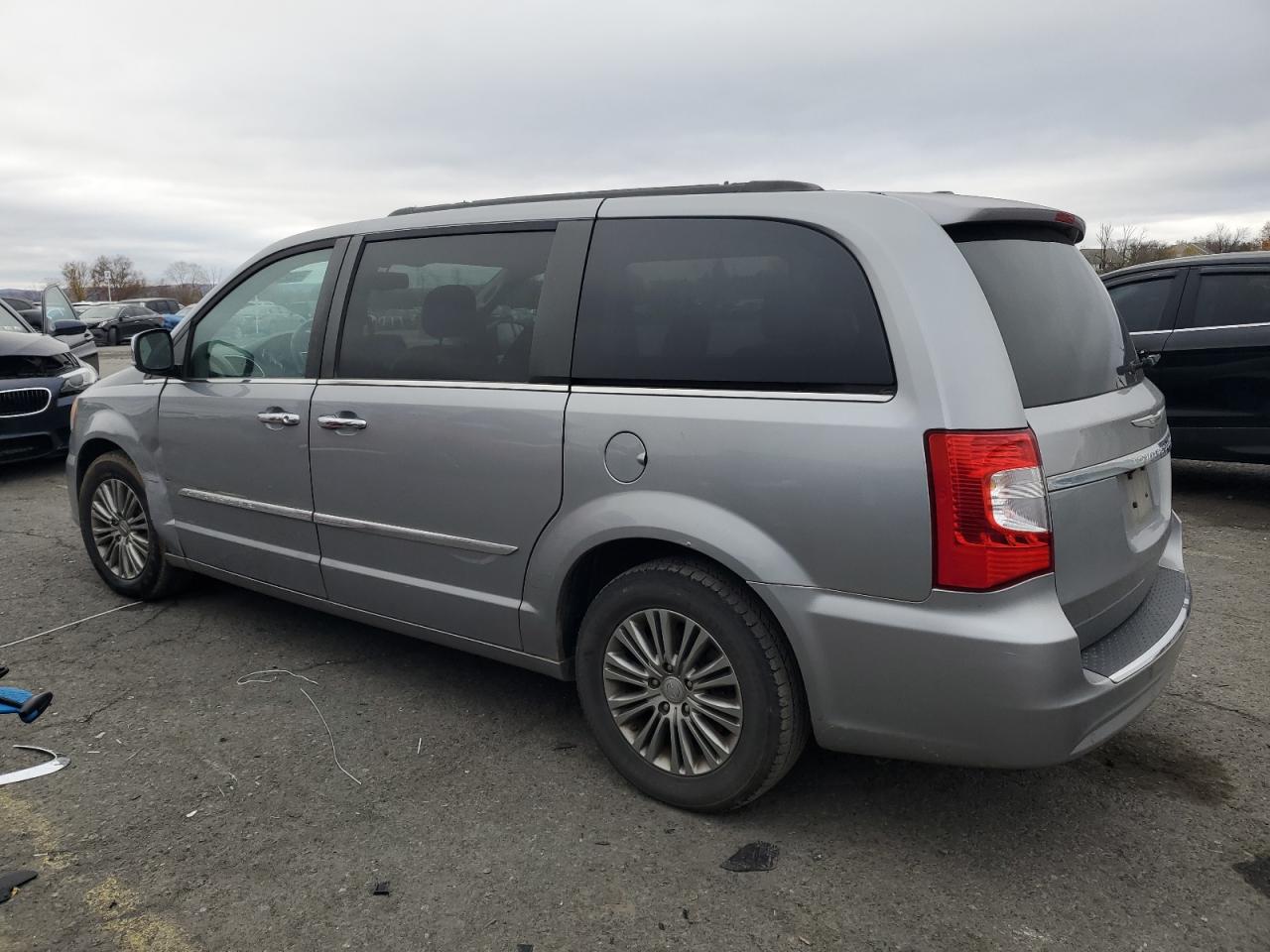 CHRYSLER TOWN & COUNTRY TOURING L