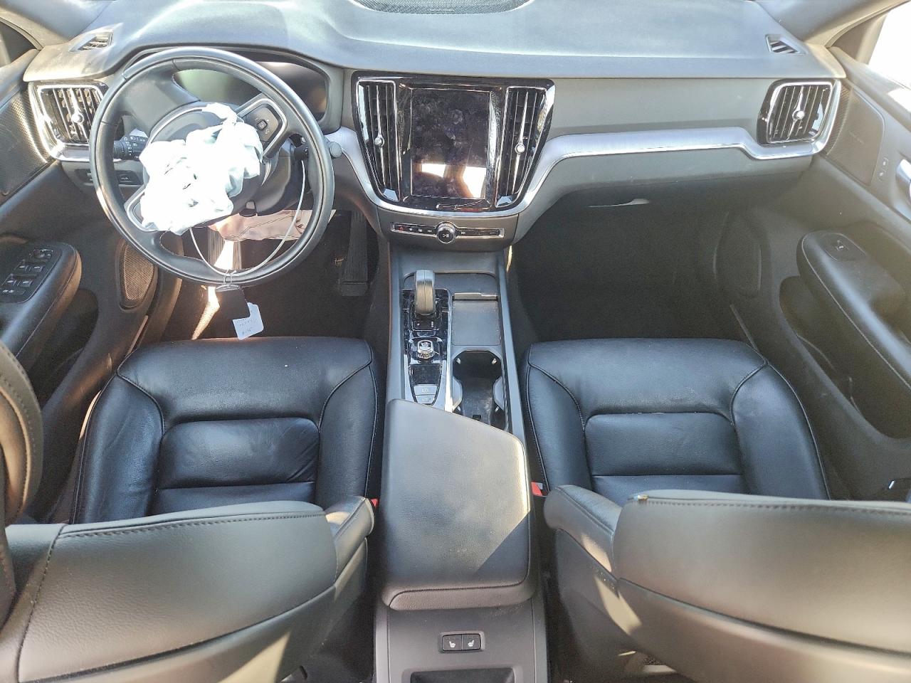 VOLVO S60 B5 MOMENTUM