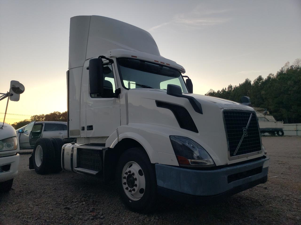 Lot #3292361271 2016 VOLVO VNL