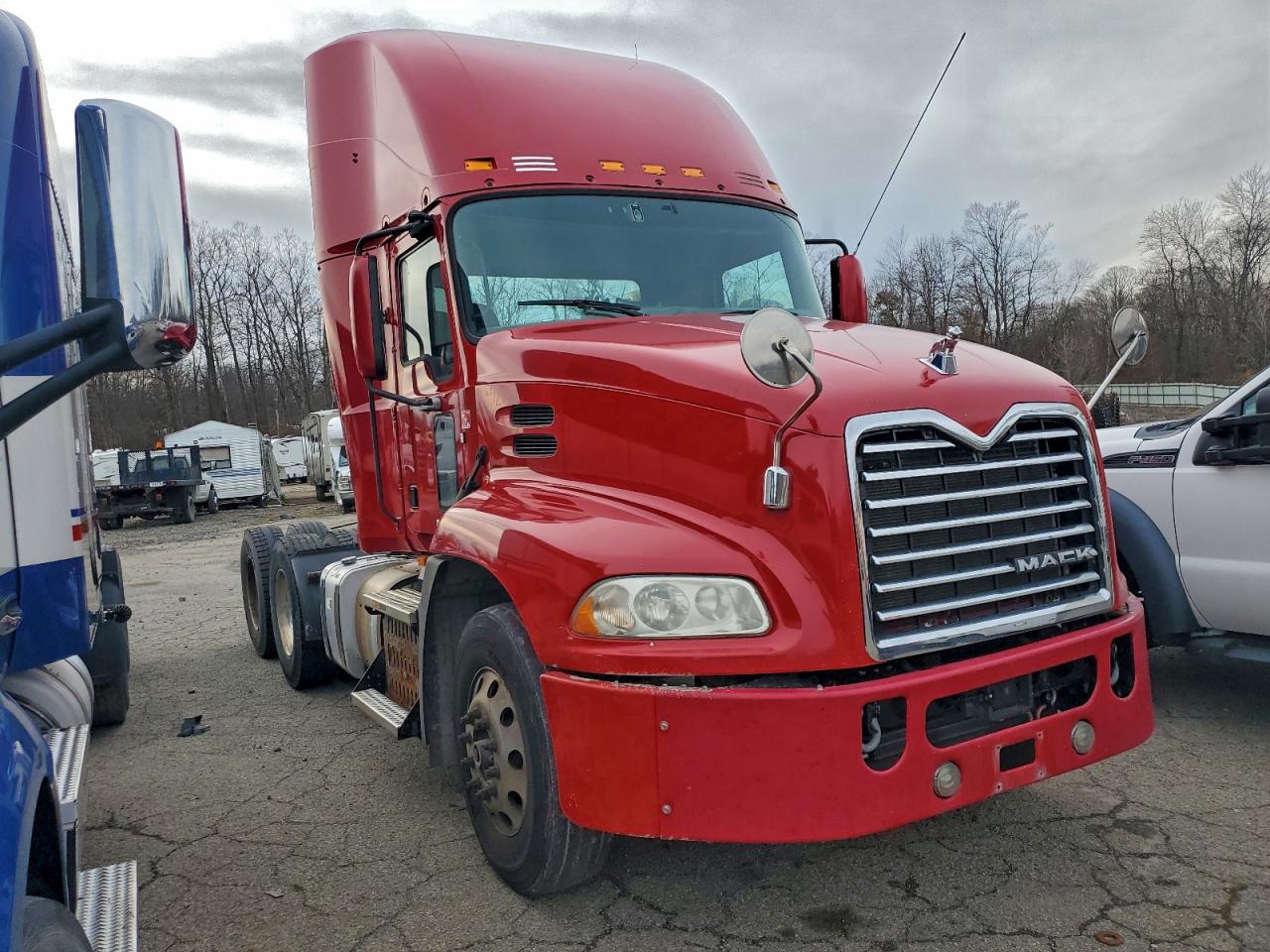 Lot #3296892819 2017 MACK CXU613