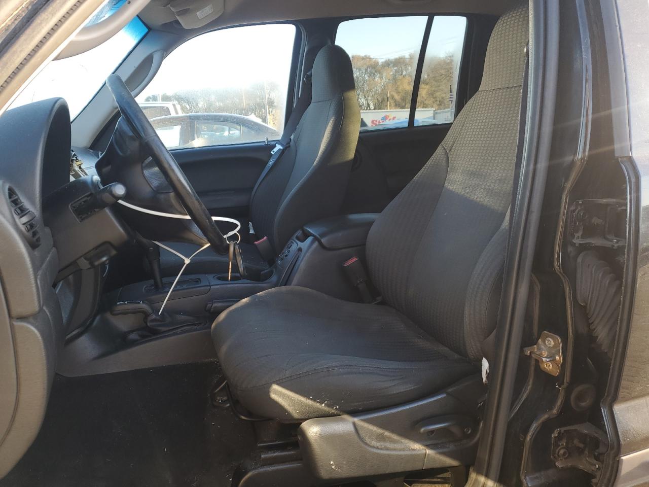 Lot #3301645625 2004 JEEP LIBERTY SP