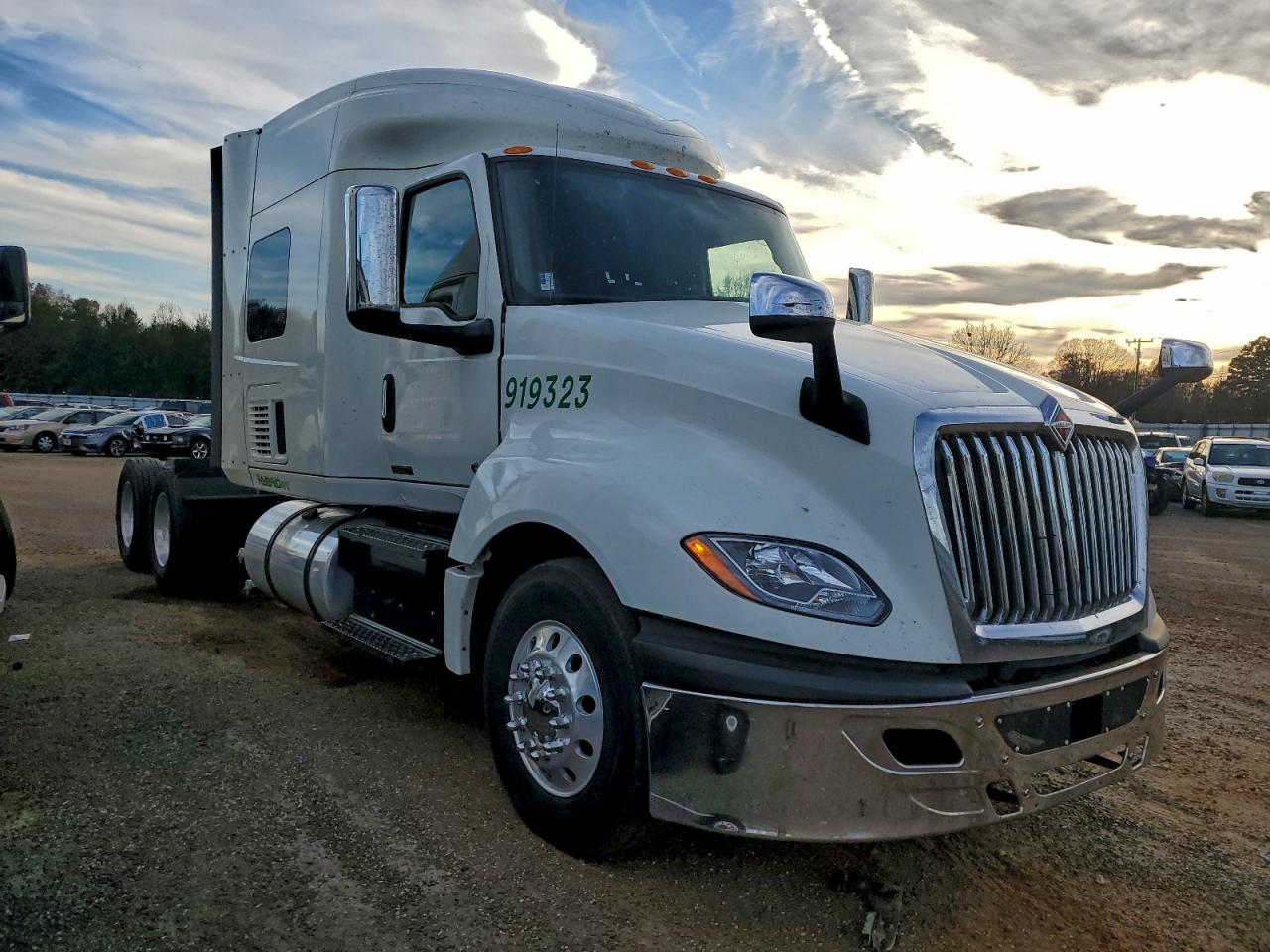 Lot #3302749054 2019 INTERNATIONAL LT625