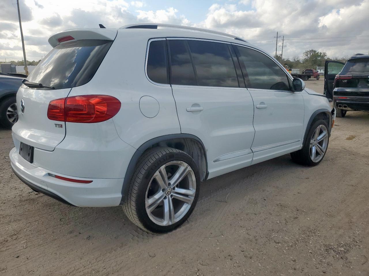 VOLKSWAGEN TIGUAN S