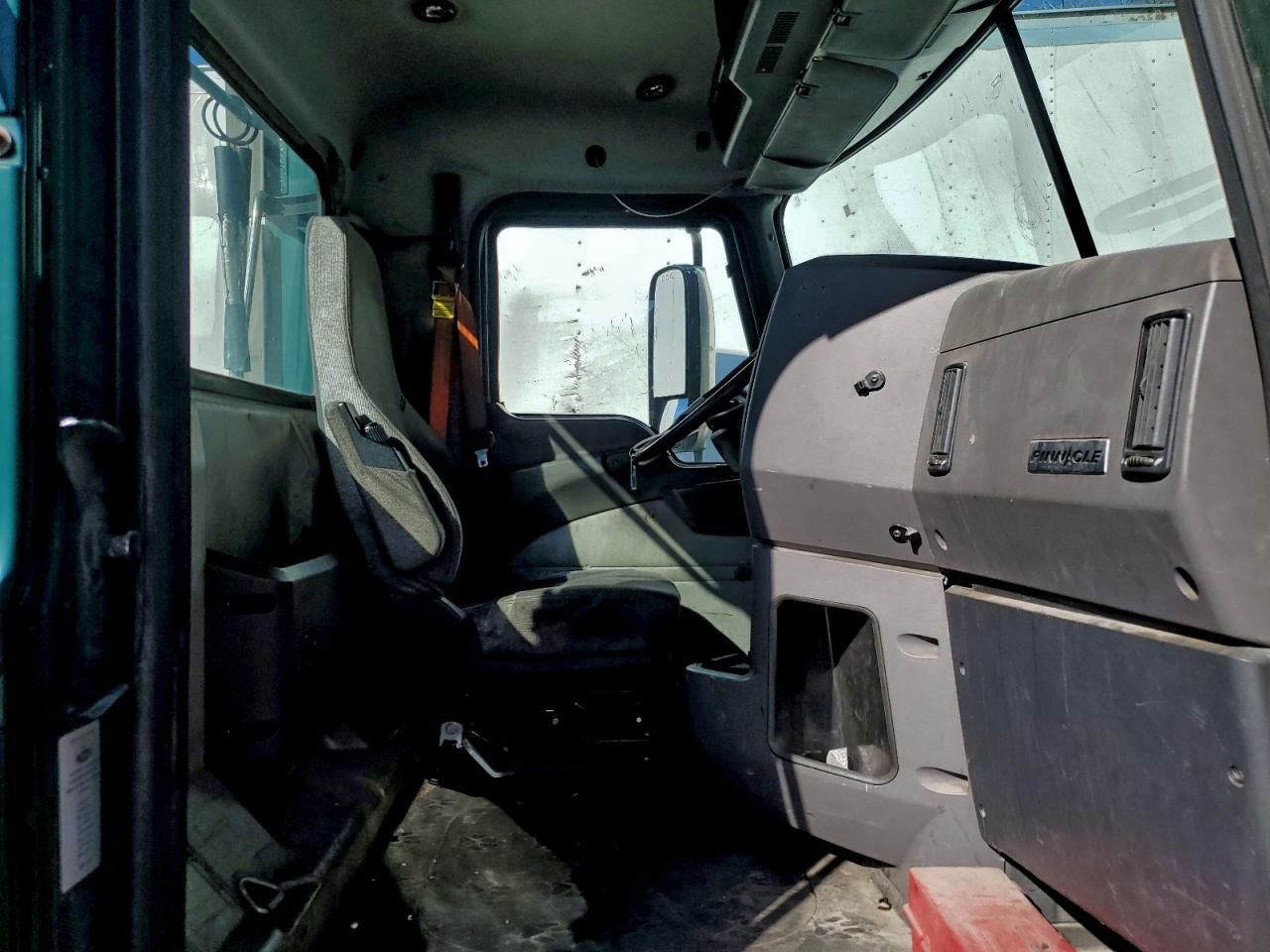 Lot #3302730044 2017 MACK 600 CXU600