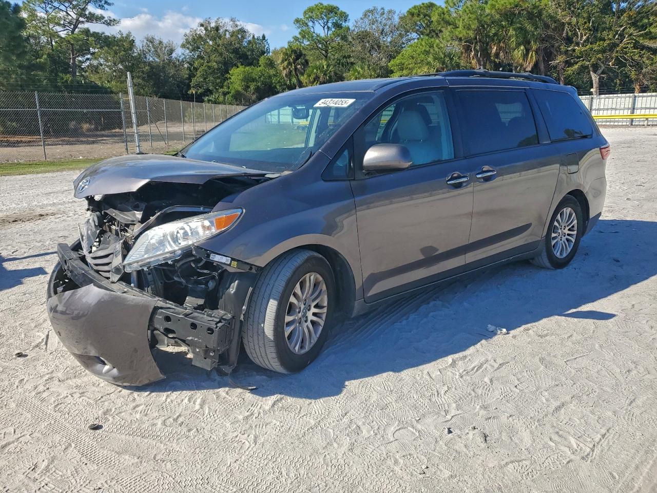 Lot #3301793382 2015 TOYOTA SIENNA XLE