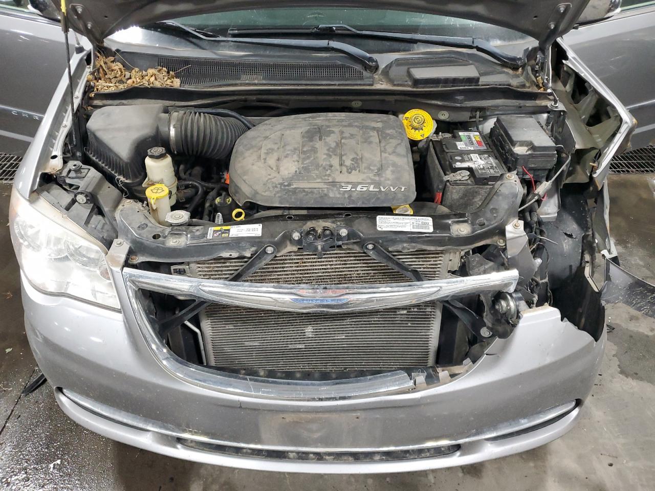 CHRYSLER TOWN & COUNTRY TOURING L