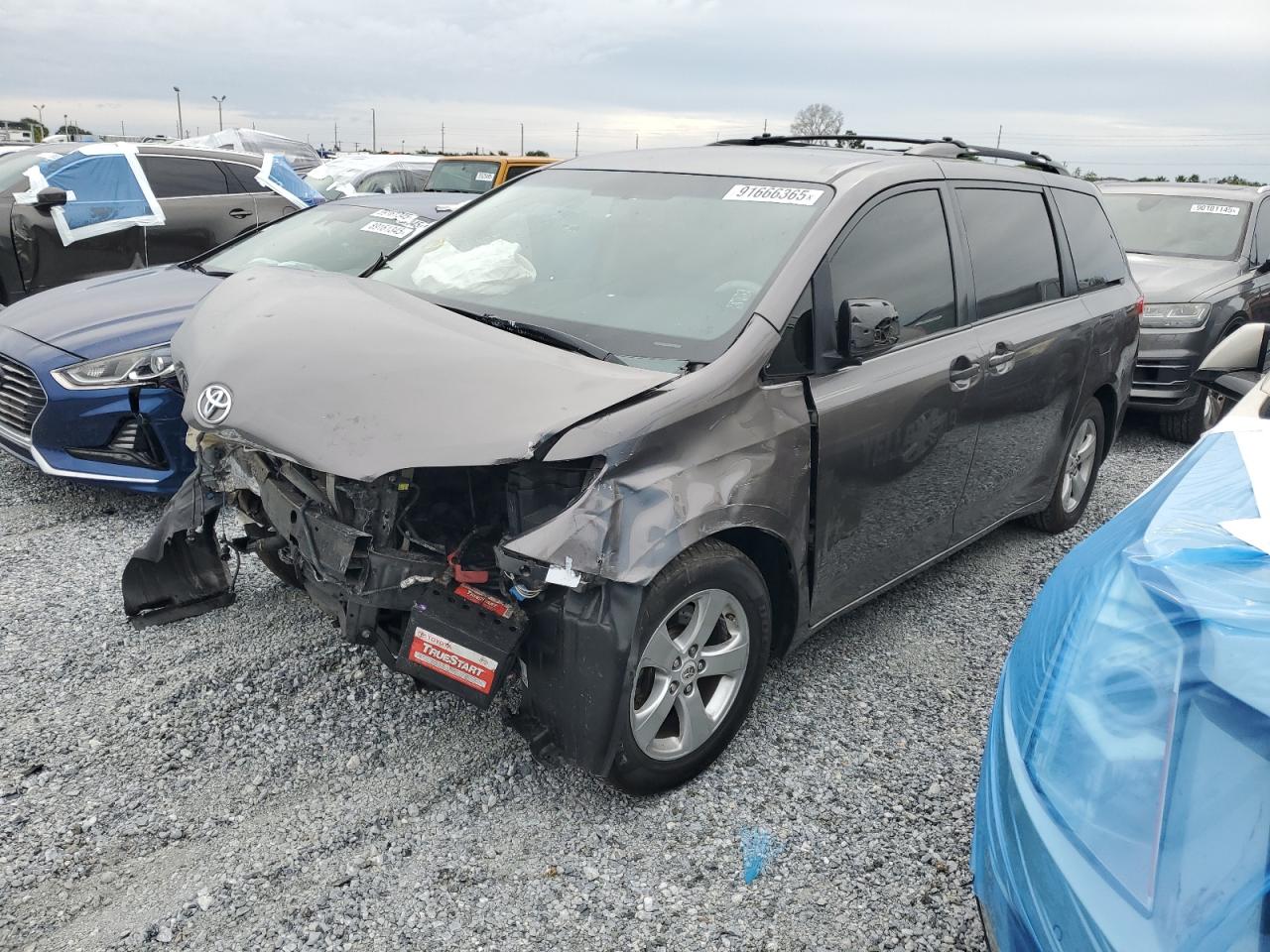 Lot #3302799928 2014 TOYOTA SIENNA LE