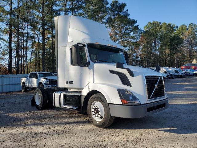 Global Auto Auctions: 2017 VOLVO VN VNL