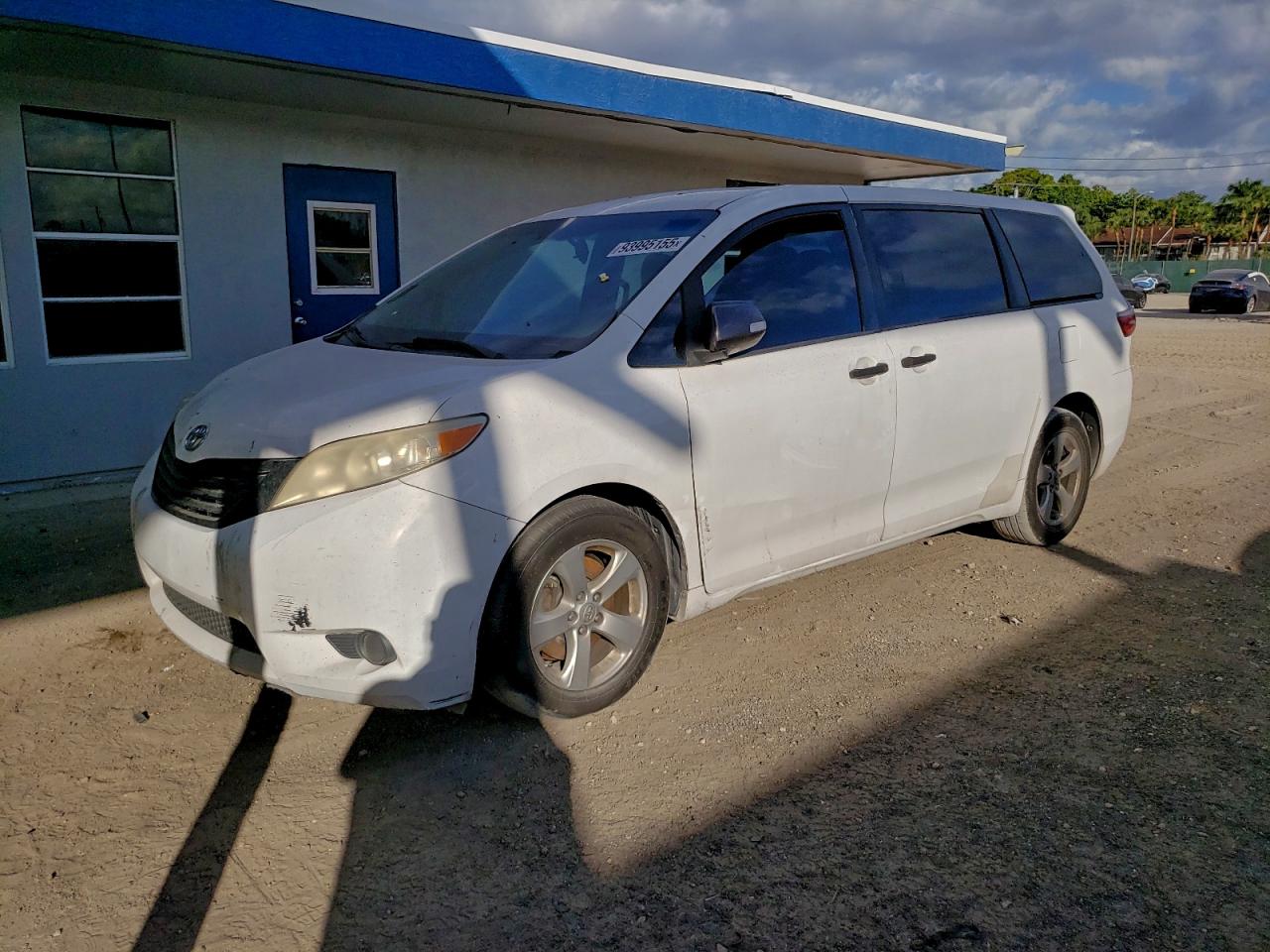 Lot #3301638624 2017 TOYOTA SIENNA