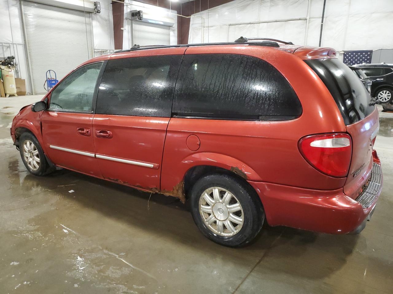 Lot #3298048153 2005 CHRYSLER TOWN & CNT
