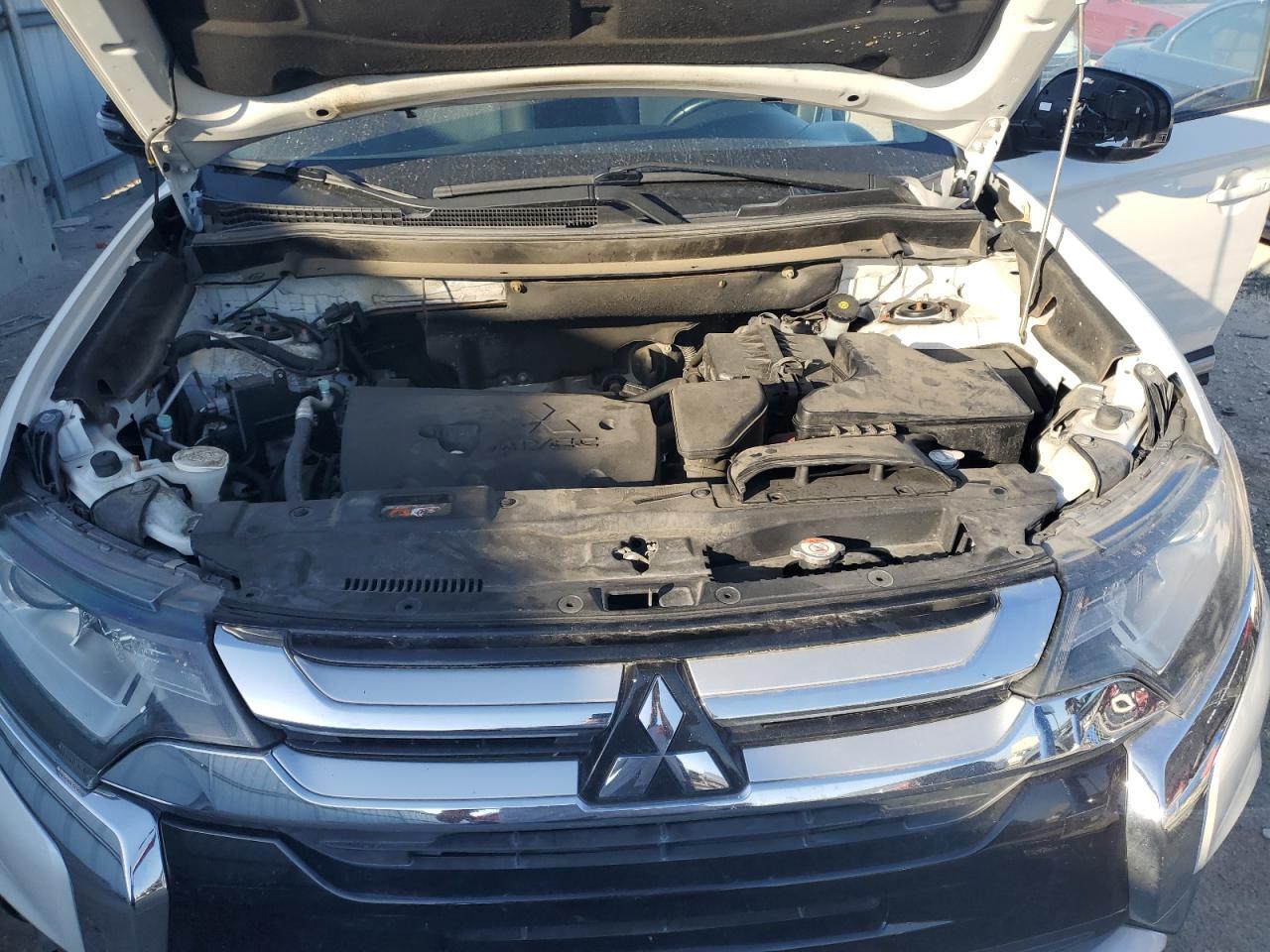 MITSUBISHI OUTLANDER SE