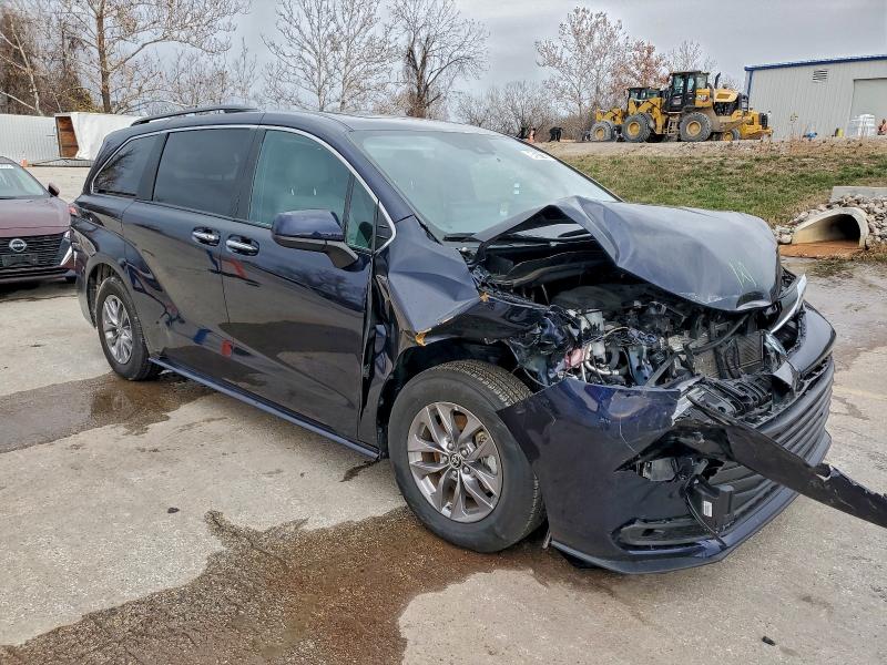 2025 TOYOTA SIENNA XLE #3304512437