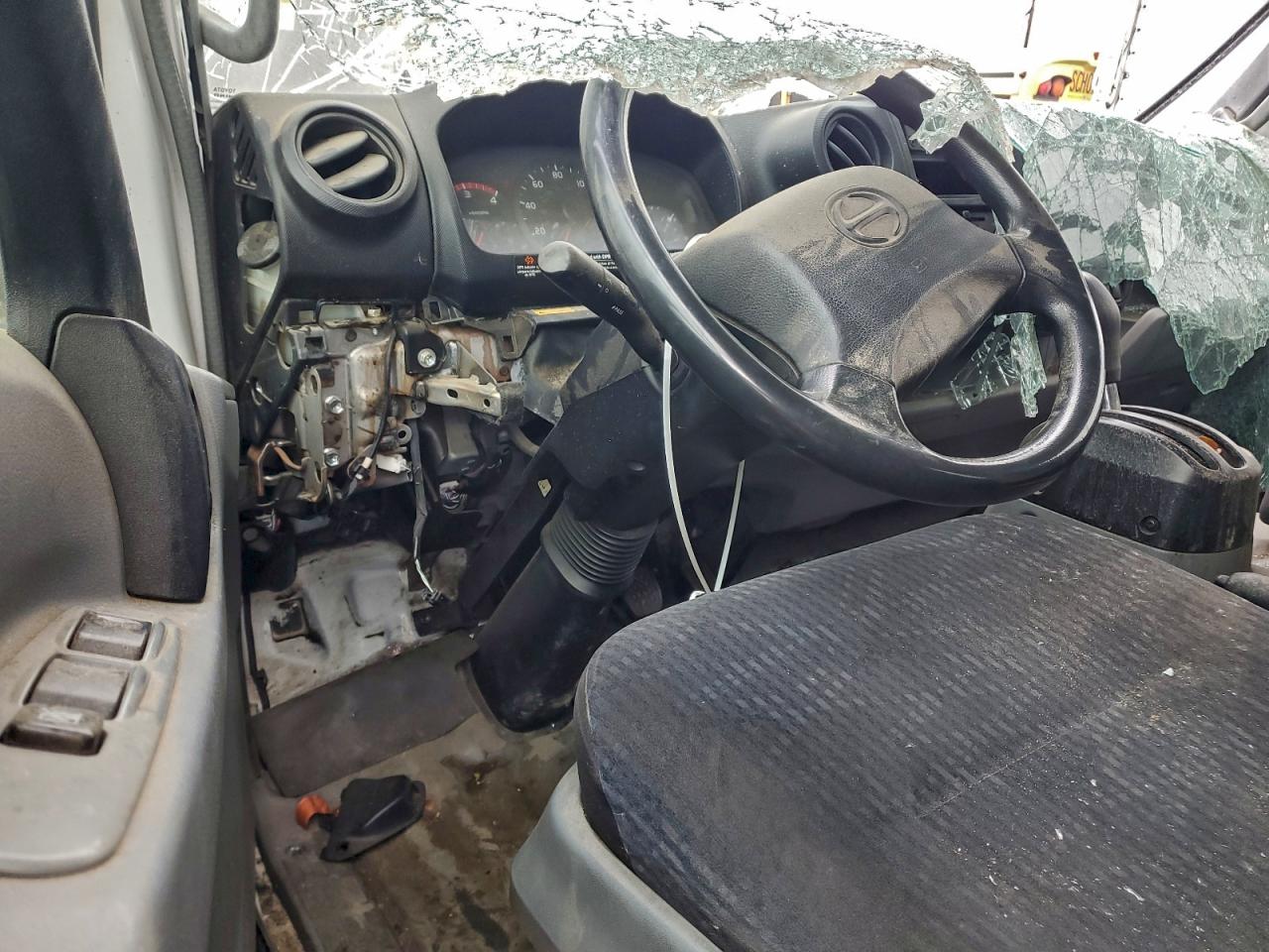 Lot #3308745028 2019 HINO 195