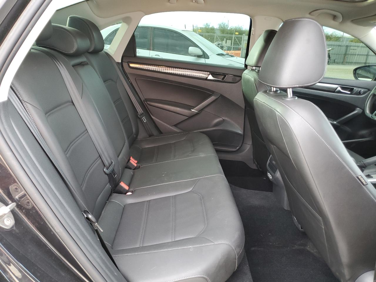 VOLKSWAGEN PASSAT R-LINE