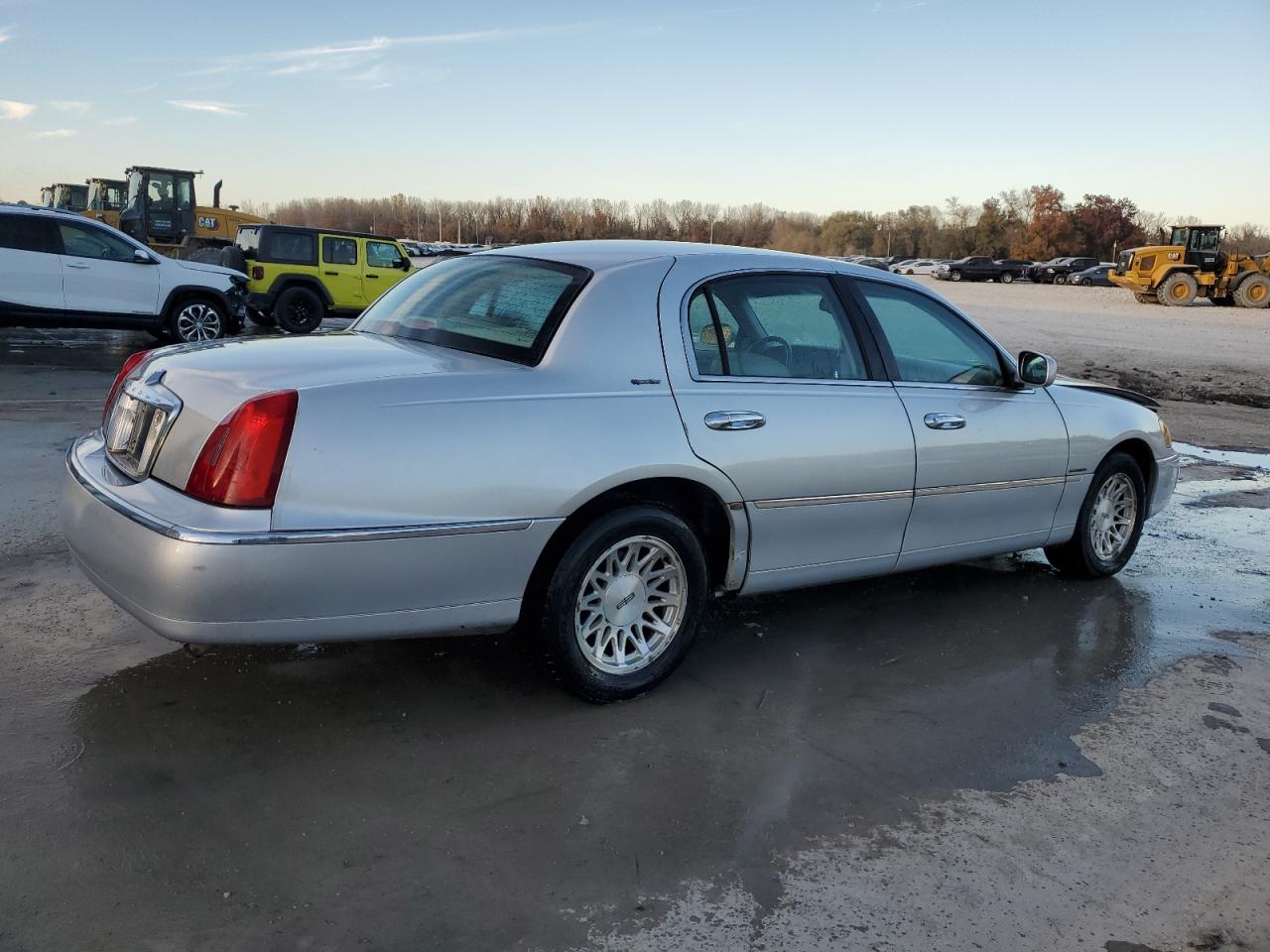 Lot #3294689034 1998 LINCOLN TOWN CAR S
