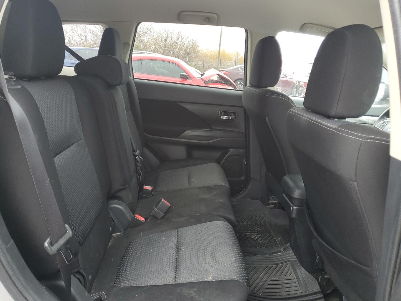 MITSUBISHI OUTLANDER SE